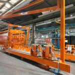 Ligne de production orange avec convoyeurs dans une usine