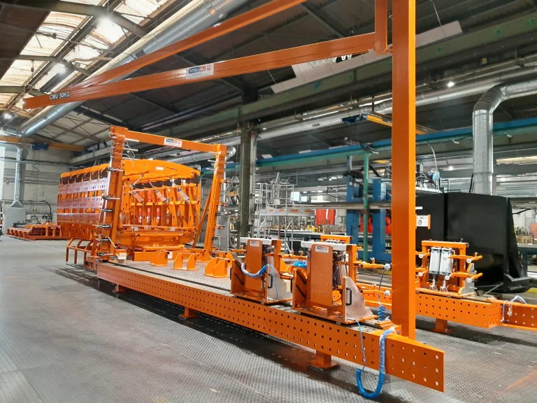Ligne de production orange avec convoyeurs dans une usine
