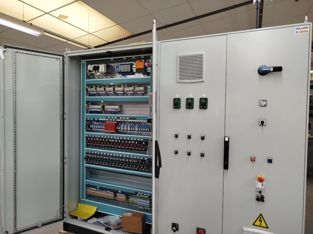 Armoire électrique ouverte avec borniers et porte de commande