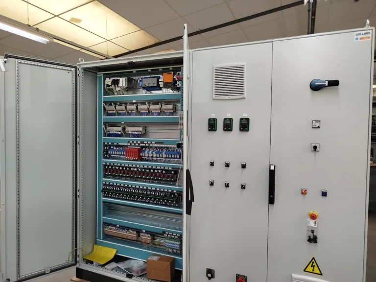 Armoire électrique ouverte avec borniers et porte de commande