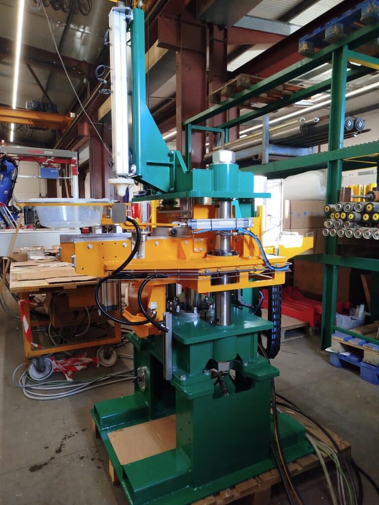 Machine spéciale verte à vérins dans l'atelier de mécanisation