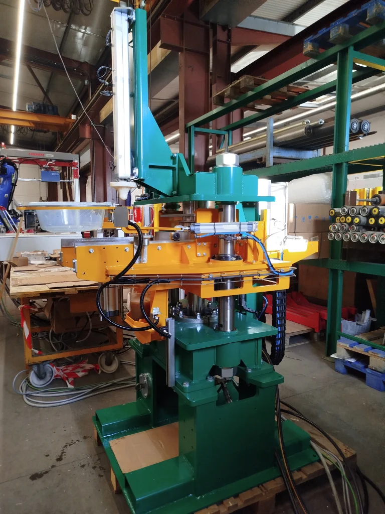 Machine spéciale verte à vérins dans l'atelier de mécanisation