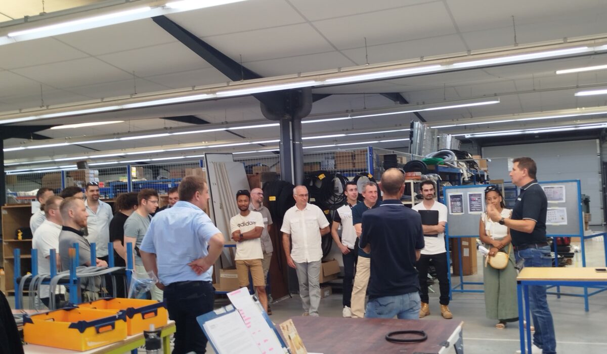 Visite de groupe dans l'atelier de câblage Milliris