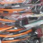 Faisceaux électriques ensachés avec gaines orange et connecteurs