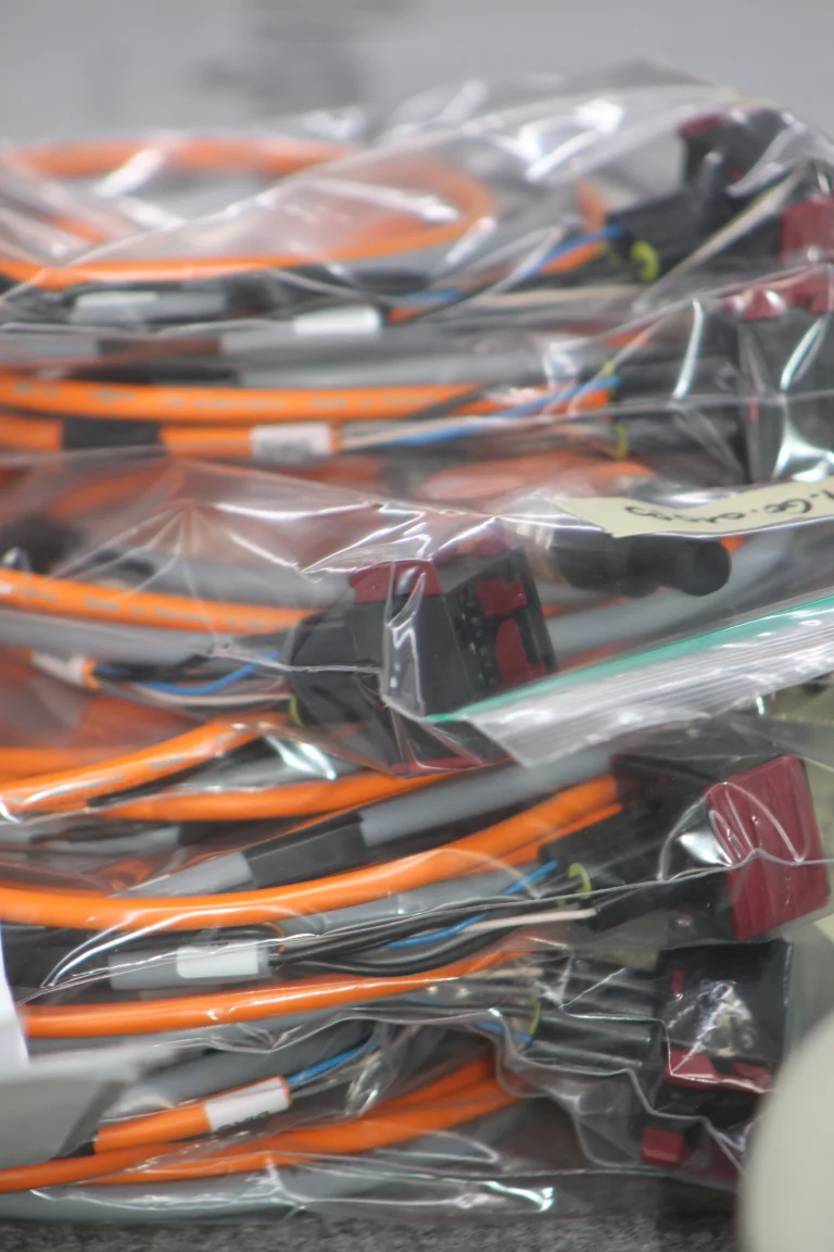 Faisceaux électriques ensachés avec gaines orange et connecteurs