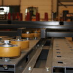 Galets de convoyeur sur un châssis de machine en atelier