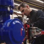 Technicien en intervention sur un actionneur de vanne industrielle