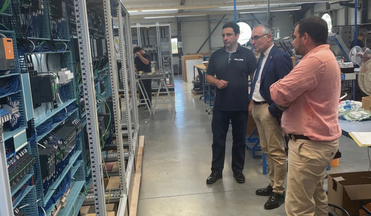 Visite du sous-préfet dans l'atelier Milliris