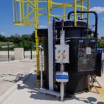 Installation de traitement d'eau avec coffret électrique extérieur