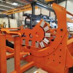 Outillage rotatif orange en cours de montage en atelier