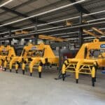 Outillages de préhension jaunes en fabrication dans l'atelier