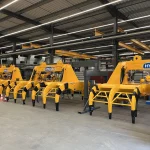 Outillages de préhension jaunes en fabrication dans l'atelier