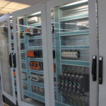 Armoires électriques vitrées câblées en atelier