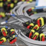 Faisceaux de câbles avec connecteurs étanches jaunes et rouges