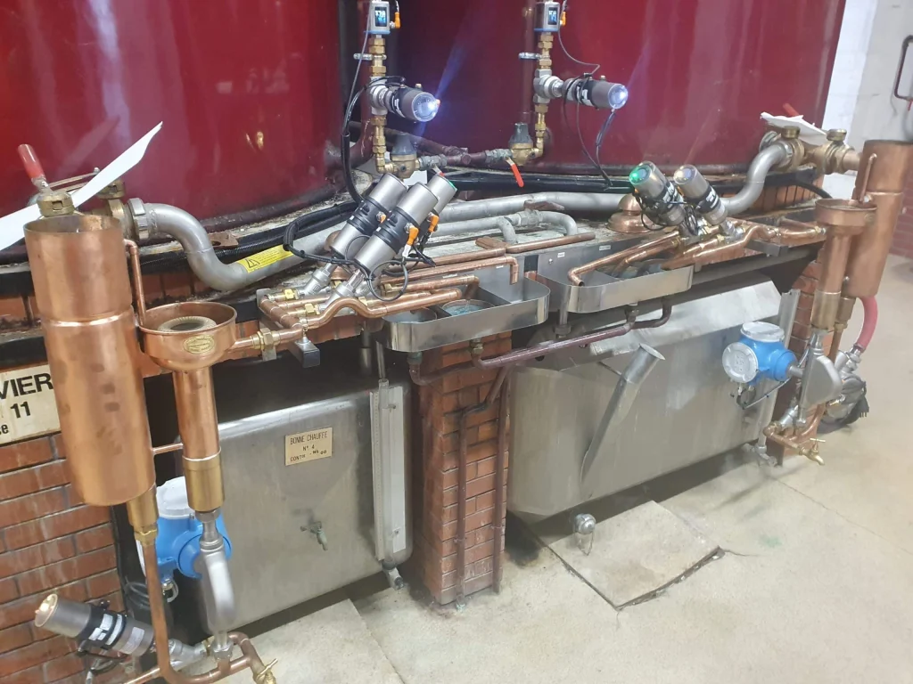 Capteurs et vannes installés sur un alambic de distillerie