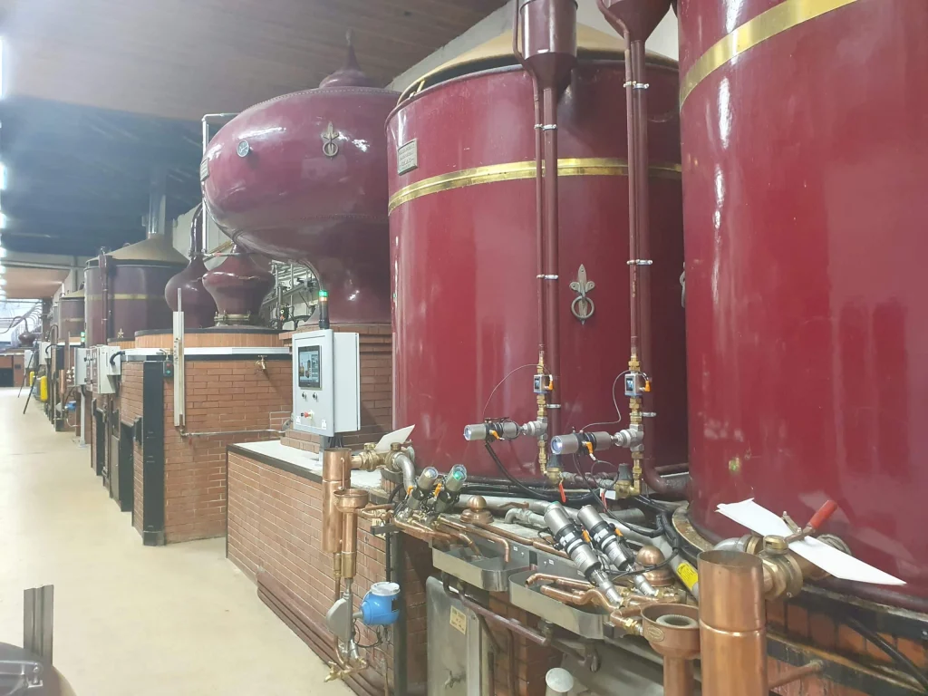 Alambics de distillerie équipés de capteurs et d'armoires après retrofit