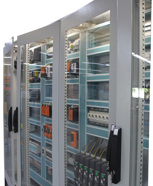 Armoire électrique ouverte avec appareillage câblé
