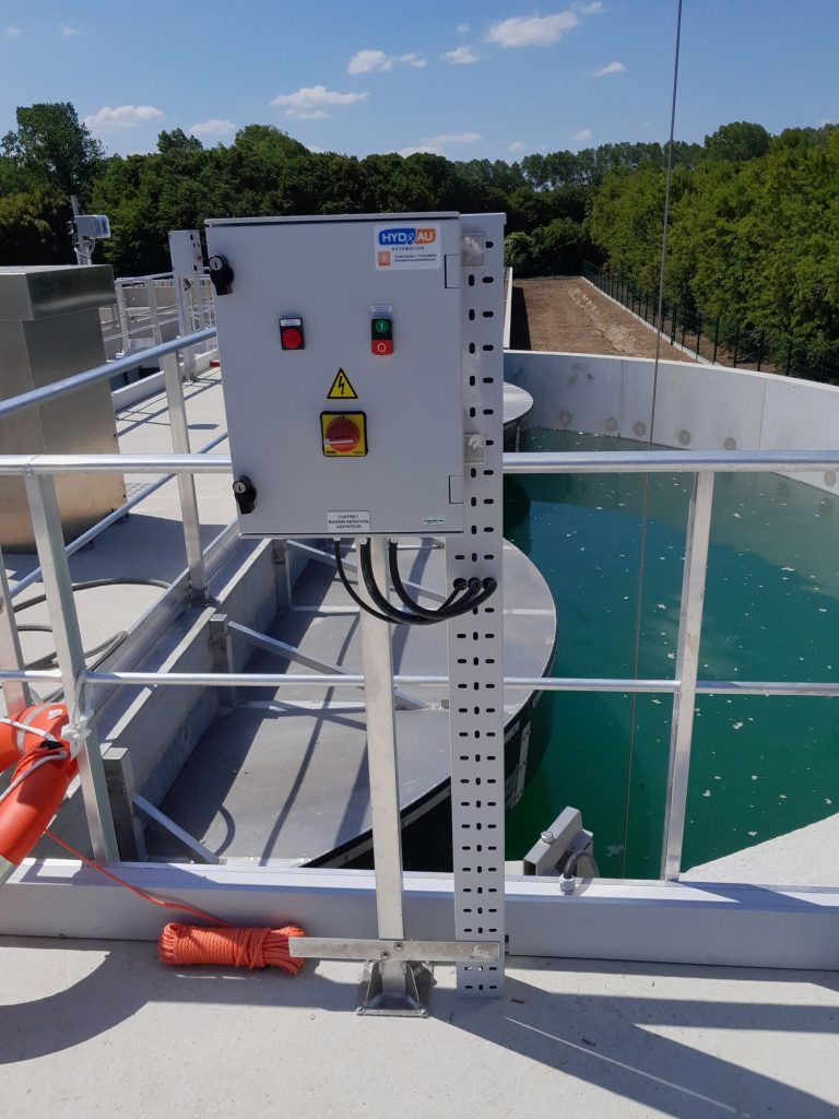 Coffret de commande au bord d'un bassin de traitement des eaux