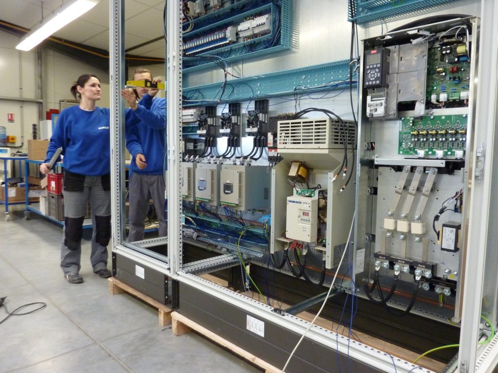 Câblage d'armoires à variateurs dans notre atelier