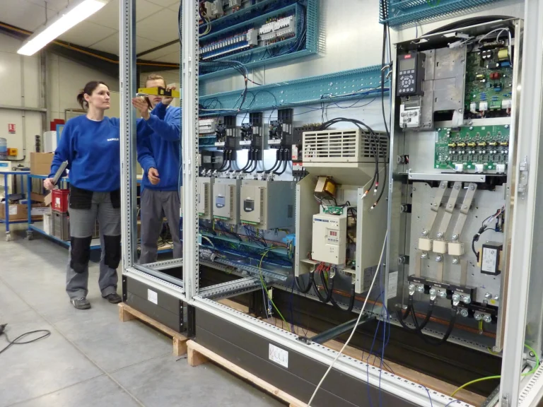 Câblage d'armoires à variateurs dans notre atelier