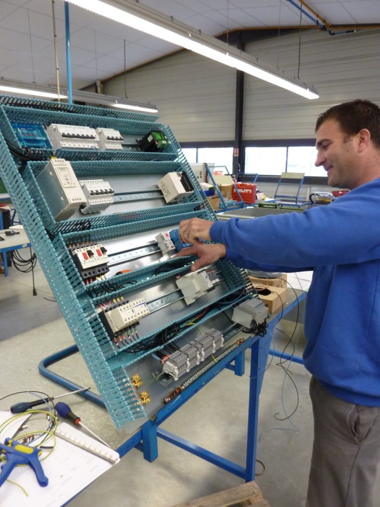 Câblage d'une platine électrique dans notre atelier de Saintes