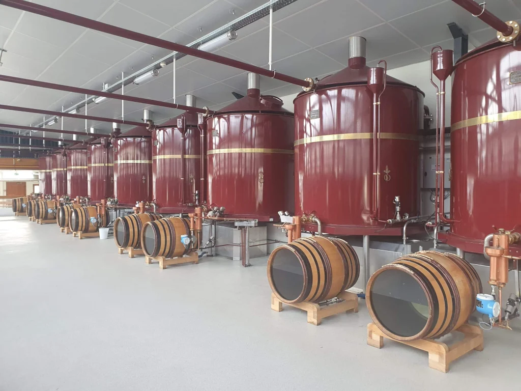 Salle de distillation avec alambics et barriques