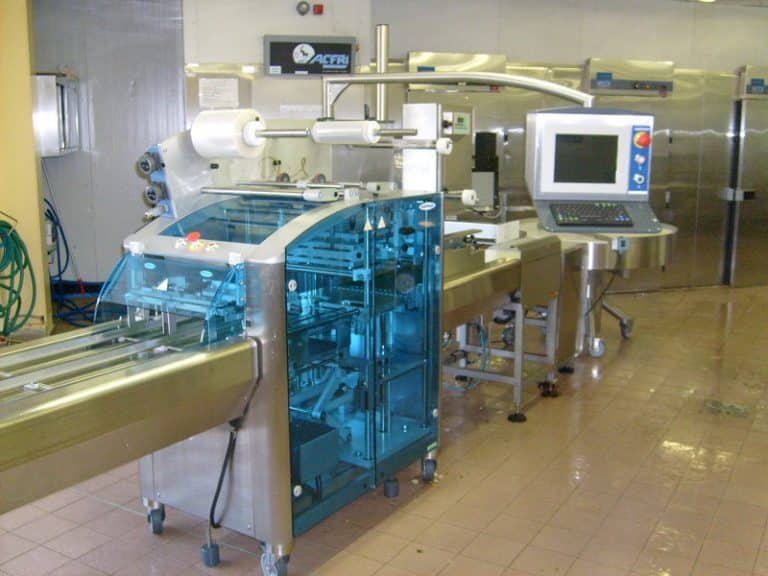 Machine de conditionnement de barquettes avec protections transparentes