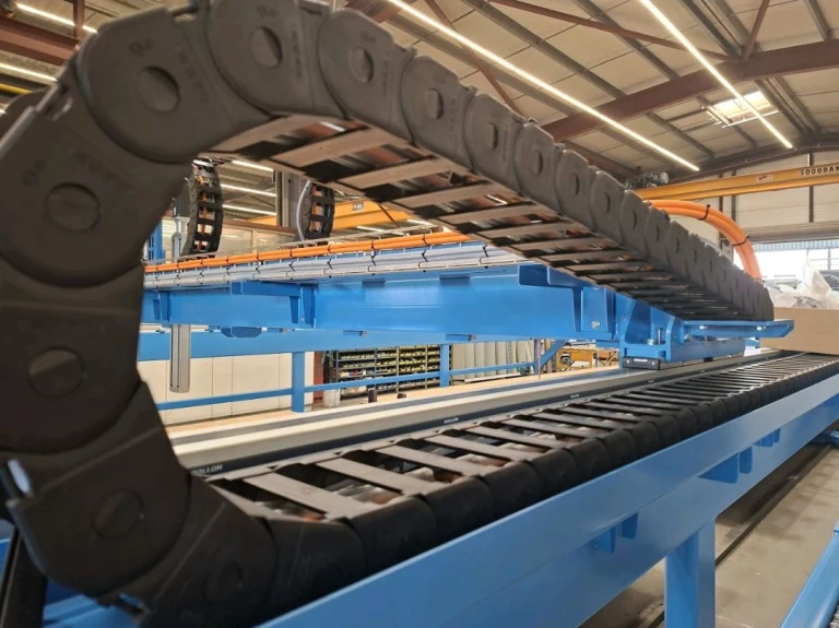 Machine de vissage automatique sur plan XY montée sur transbordeur