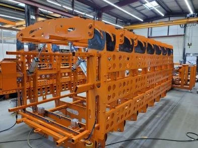 Outillage de production mécano-soudé pour une ligne de véhicules