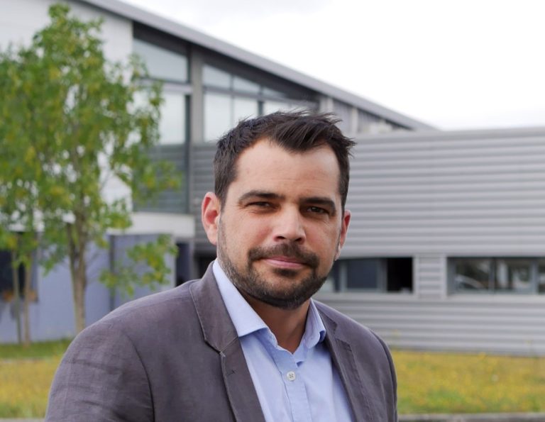 Portrait de Reinier de Quelen devant le site de MILLIRIS