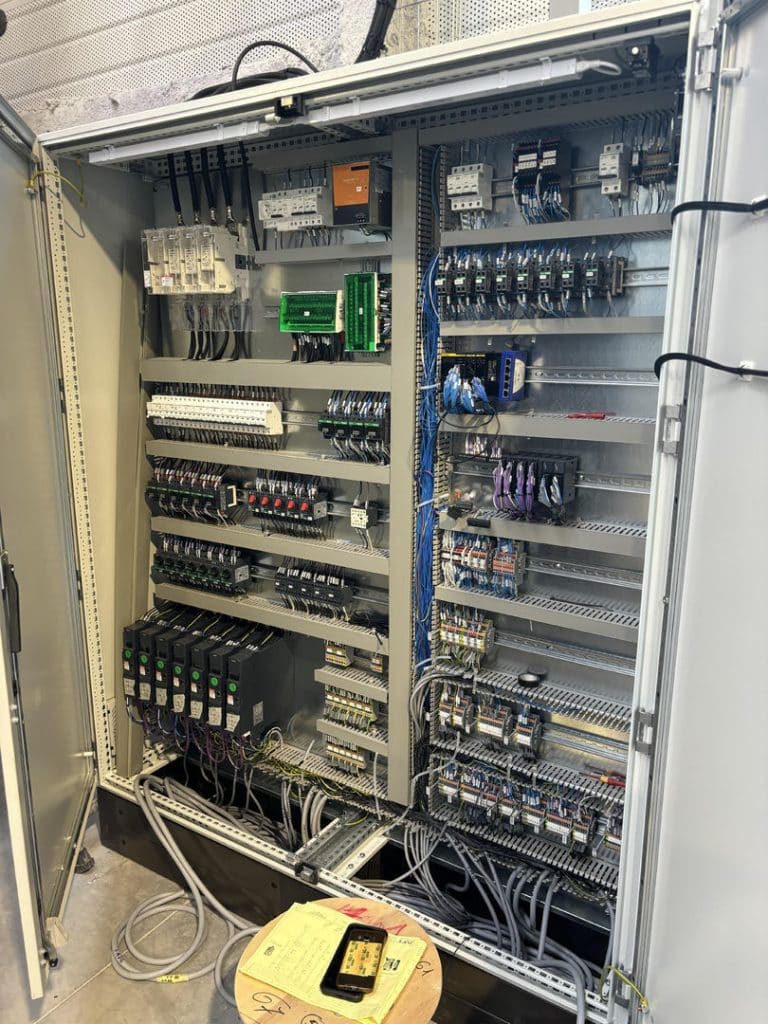 Armoire électrique neuve câblée lors du retrofit d'une machine