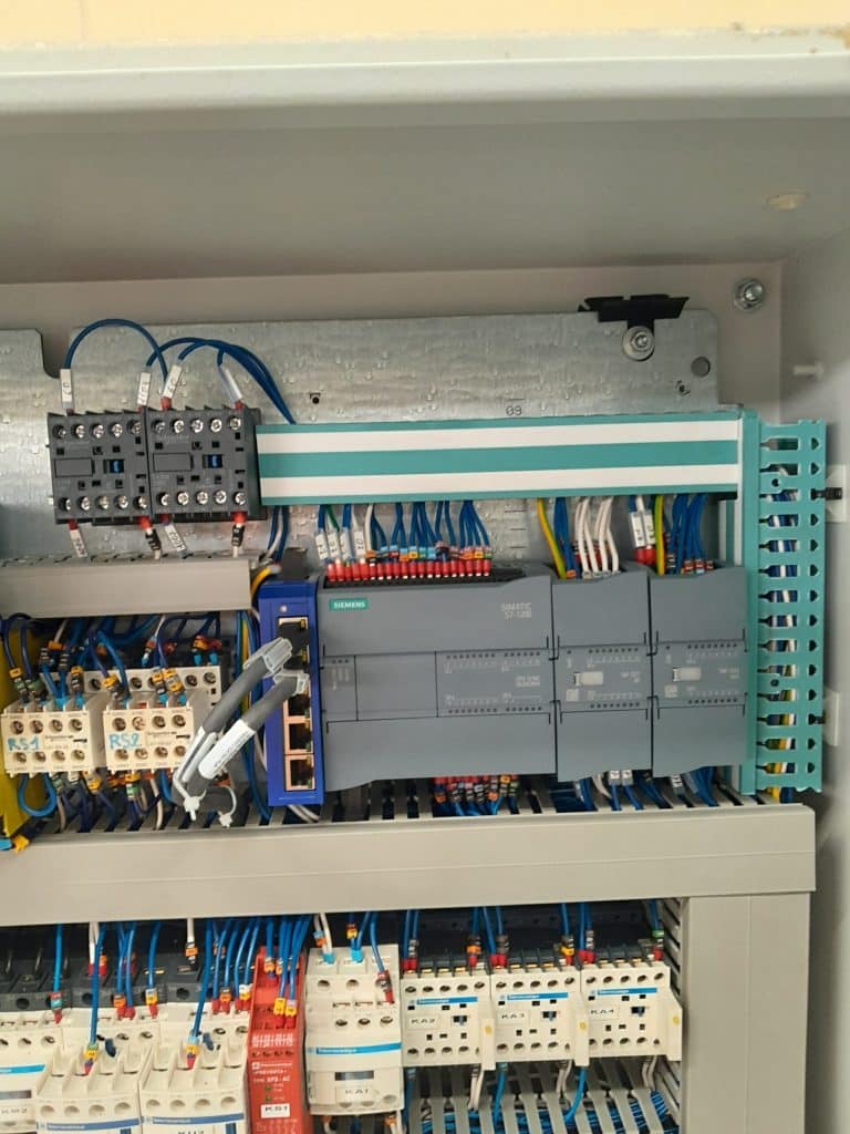 Armoire de banc d'essais avec automate Siemens S7-1200 après retrofit