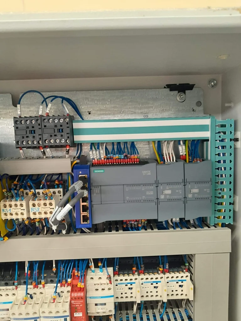 Armoire de banc d'essais avec automate Siemens S7-1200 après retrofit