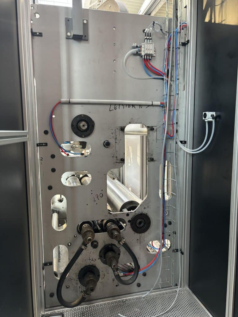 Intérieur d'une machine de fabrication d'isolant multicouche en cours de retrofit